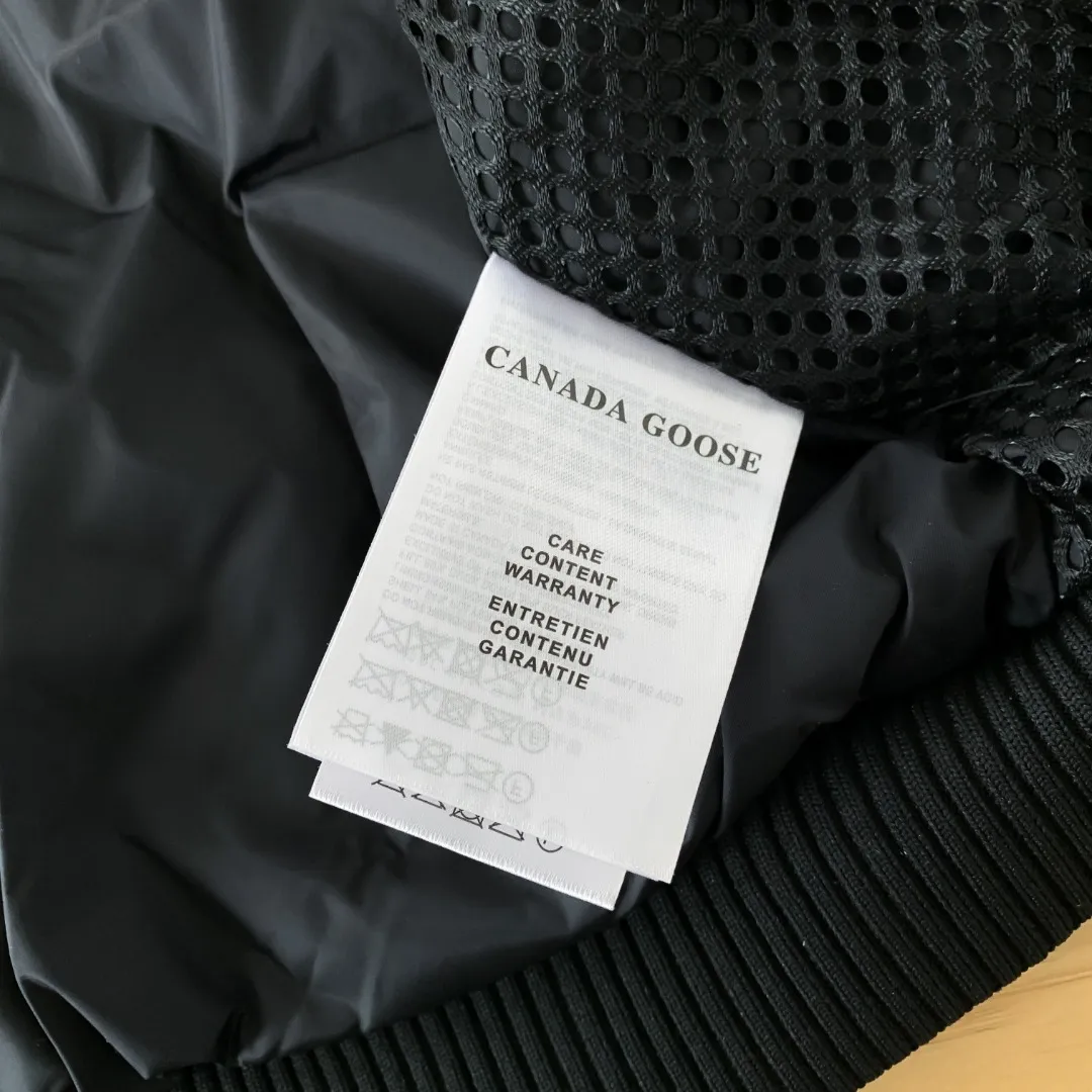 Style No.: Y 83 Canada goose/Canada Goose 01 Couple Expedition Parka Down Jacket, Authentic original version, you need to compare Authentic to check at any time, all accessories are customized from the original factory 💯The fabric is compared to the softness and hardness of Authentic and can be restored by kneading at will (fabric misunderstanding: Fabrics with high hardness are not waterproof. Only those who buy this year's latest Authentic version will notice the softness and comfort of the fabric) 💯Authentic white duck down synchronized with down, fluffy and not clumping, electronically controlled down filling machine filled with down 💯Customized Authentic YKK military-grade copper core zipper puller, high hardness and no jamming 💯The fur collar is purchased from Western Canada coyote skin and is customized 💯Big goose label, collar label, washed label, hang tag, zipper cord, pocket label, back label, collar velvet, Velcro fasteners, all details of cuffs are updated simultaneously with Authentic. The best version, the most complete color matching, battle all kinds of products. Color: Cream White Black Charcoal Gray Navy Blue Red Blue Size: XS-XXL